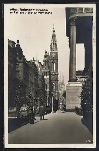 AK Wien, Reichsratstrasse mit Rathaus u. Blick auf Votivkirche