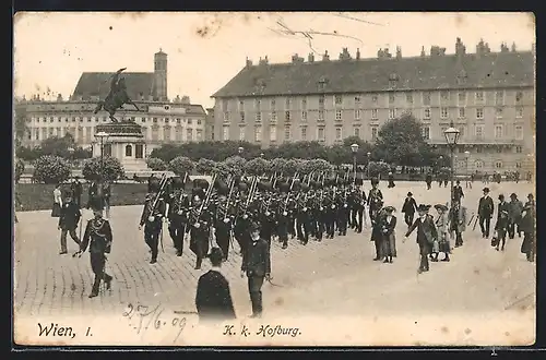 AK Wien, Hofburg, Soldaten marschieren vor der Burg