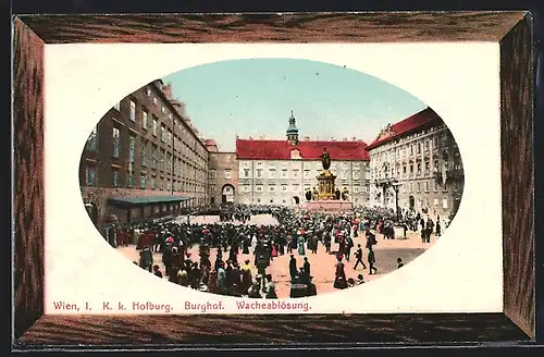 AK Wien, Hofburg, Wacheablösung neben dem Denkmal auf dem Burghof
