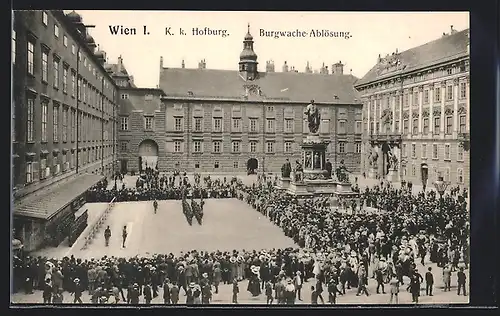 AK Wien, Hofburg, Burgwache-Ablösung auf dem Hof
