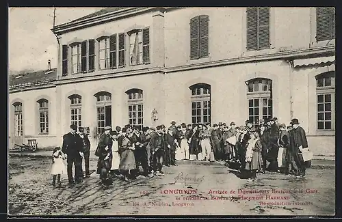AK Longuyon, Arrivée de Domestiques Bretons à la Gare se rendant au Bureau de Placement Harmand, Bahnhof