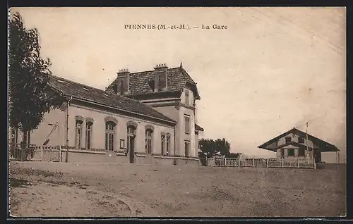 AK Piennes, La Gare, Bahnhof