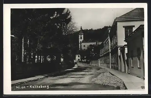 AK Wien-Kalksburg, Strassenpartie mit Kirche