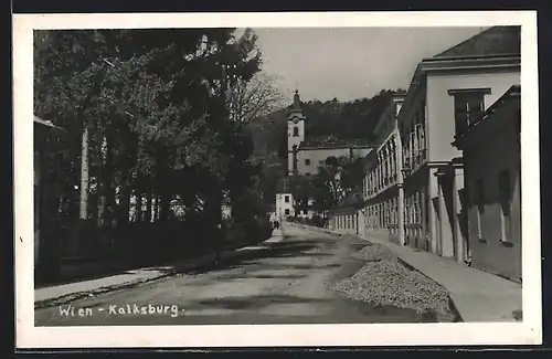 AK Wien-Kalksburg, Strassenpartie mit Blick zur Kirche