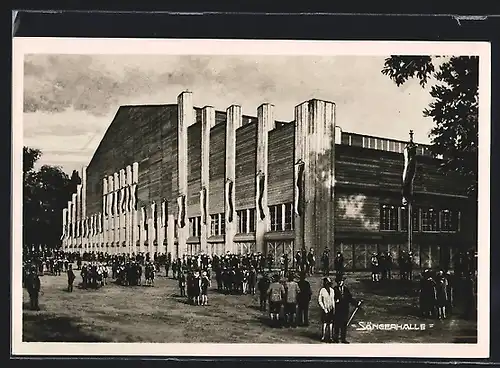 AK Wien, Sängerhalle mit Fahnen und Versammlung