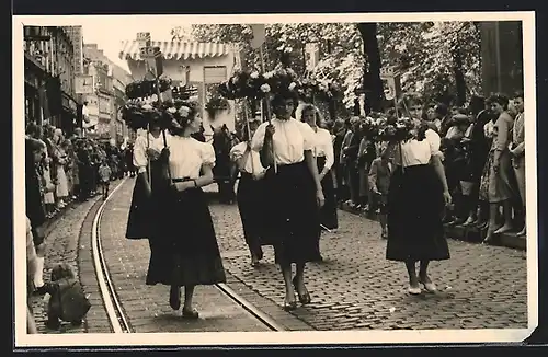 AK Erfurt, Blumentage 1958, Neuwerkstrasse, Frauen in Tracht