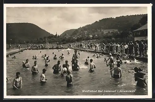 AK Bad Liebenzell i. Schwarzwald, Menschen schwimmen im Waldfreibad