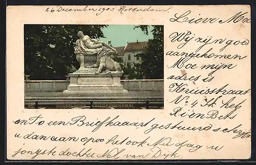 AK Düsseldorf, Kriegerdenkmal mit Blick auf Häuser