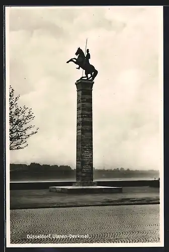 AK Düsseldorf, Ulanen-Denkmal mit Rheinblick
