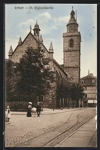 AK Erfurt, St. Wigbertikirche mit Strasse, Passanten mit Kinderwagen