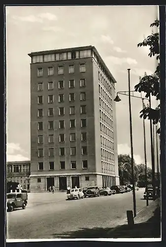 AK Erfurt, parkende Autos an einem Hochhaus