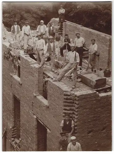 Fotografie unbekannter Fotograf und Ort, Maurer beim bauen eines Ziegelhauses auf der Baustelle, Zementbottich, Bier