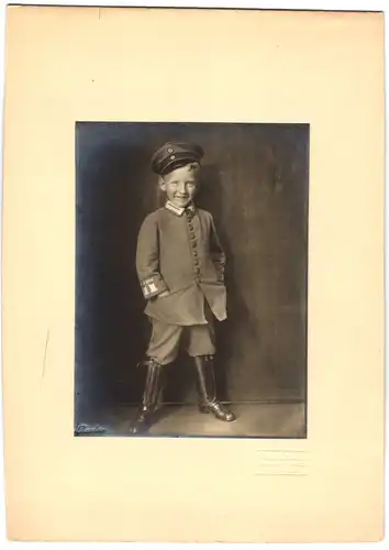Fotografie Anna Bender, Elberfeld, junger blonder Knabe in Garde Uniform mit Ledergamaschen