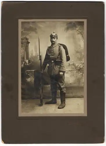 Fotografie F. Armbruster, Freiburg i. B., badischer Soldat in Uniform, Artillerie Pickelhaube, Ausmarschgepäck, Bajonett