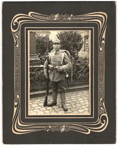Fotografie W. Strieser, Ort unbekannt, Soldat Otto Hannsbauer in Feldgrau Uniform Inf. Rgt. 10, Pickelhaube Tarnbezug