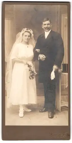 Fotografie Samson & Co., Berlin, Ehepaar im Hochzeitskleid und Anzug mit Schleier und Zylinder