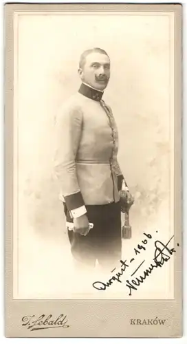 Fotografie J. Sebald, Krakow, K.u.K. Offizier Oto Frantisek Lasborsky in Uniform drei Sterne, Säbel und Portepee, 1906