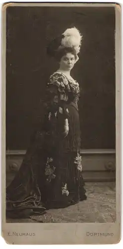 Fotografie E. Neuhaus, Dortmund, Opernsängerin Mary Melan im Bühnenkostüm, I. Opernaltistin