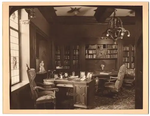 Fotografie unbekannter Fotograf und Ort, schöne Inneneinrichtung eines Amtszimmers mit Schreibtisch, Deckenleuchter
