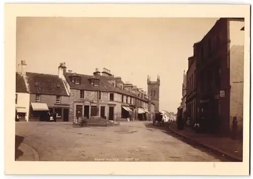 Fotografie unbekannter Fotograf, Ansicht Doune, Blick in die High Street mit Geschäften, Bayne, dyers Perth