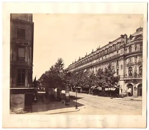 Fotografie Fotograf Frith, Ansicht Paris, Boulevards mit Hotel Americain und Litfasssäule, Rückseite Blick auf die Oper