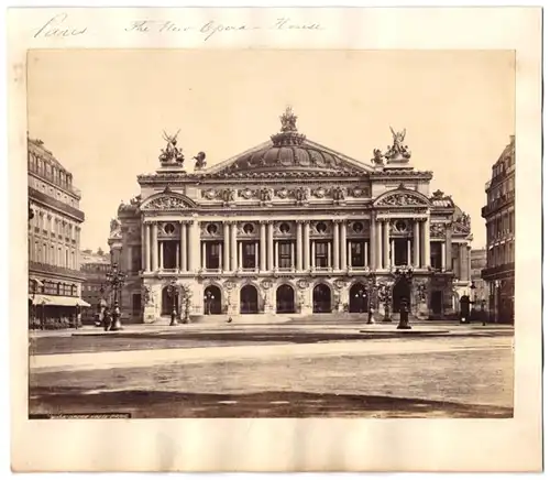 Fotografie Fotograf Frith, Ansicht Paris, Boulevards mit Hotel Americain und Litfasssäule, Rückseite Blick auf die Oper