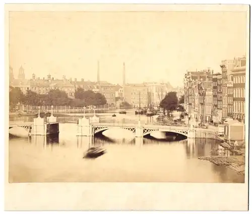 Fotografie unbekannter Fotograf, Ansicht Amsterdam, Gracht mit Zugbrücke und Wohnanlagen