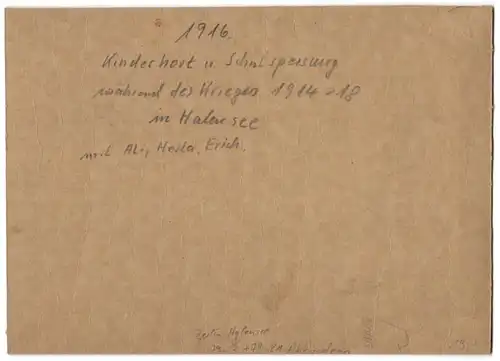 Fotografie Fotograf unbekannt, Ansicht Berlin-Halensee, Kinderhort, Schulspeisung während Weltkrieg 1914-18, Akkordeon