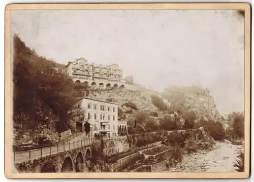 Fotografie unbekannter Fotograf, Ansicht Meran, Blick auf die Gilfpromenade mit Hotel und Villa Sophie