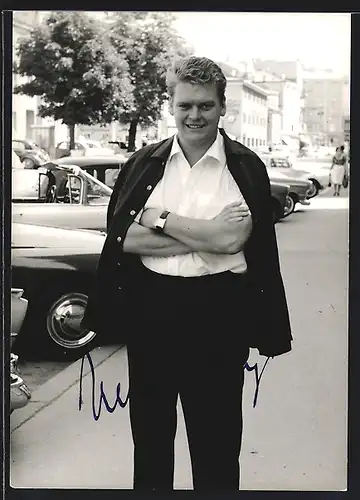 AK Opernsänger Hermann Prey auf der Strasse, mit original Autograph