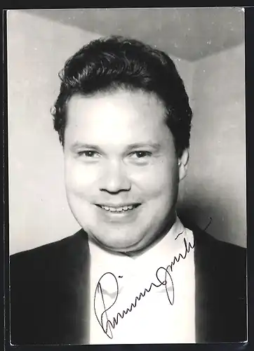 AK Opernsänger Dietrich Fischer-Dieskau im weissen Hemd und schwarzem Anzug, mit original Autograph