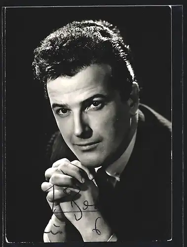 AK Opernsänger Maurice Besancon mit verschränkten Händen, mit original Autograph