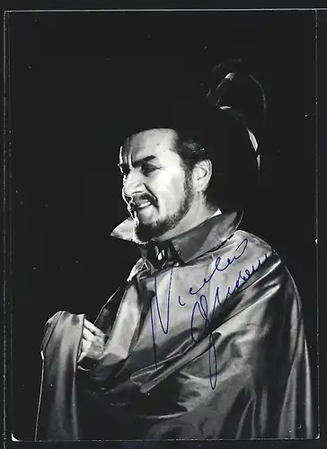 AK Opernsänger Nicolai Ghiaurov in einer Szene, mit original Autograph