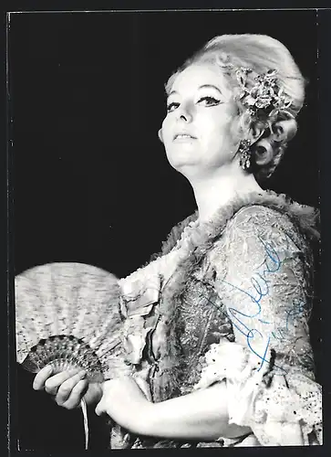 AK Opernsängerin Wendy Fine mit Fächer, mit original Autograph