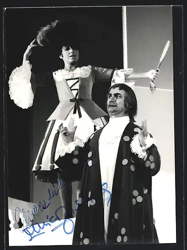 AK Opernsänger Enrico Fissore und Olivera Miljakovic in Kostümen auf der Bühne, mit original Autograph
