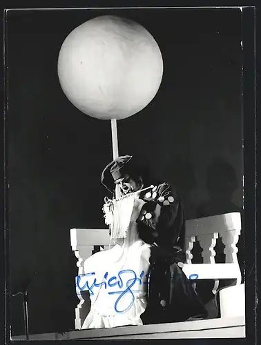 AK Opernsänger Enrico Fissore beim Stricken auf der Bühne, mit original Autograph