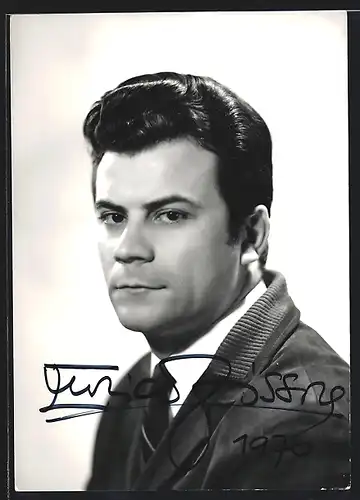 AK Opernsänger Enrico Fissore in Anzug und Krawatte, mit original Autograph