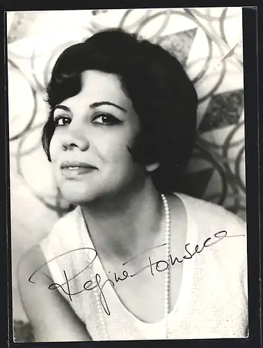 AK Opernsängerin Regine Fonseca im weissen Kleid mit Perlenkette, mit original Autograph