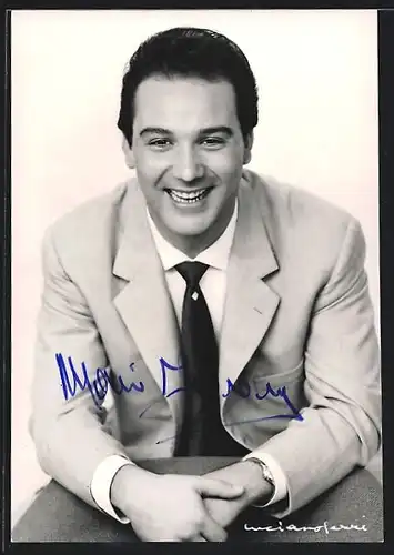AK Opernsänger Mario Ferrara im hellen Anzug am Lachen, mit original Autograph
