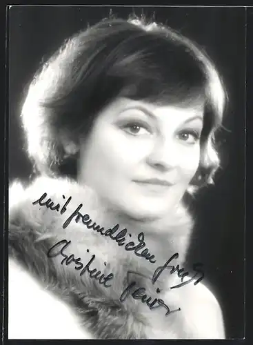 AK Opernsängerin Christine Ferrier mit Pelzkragen, mit original Autograph