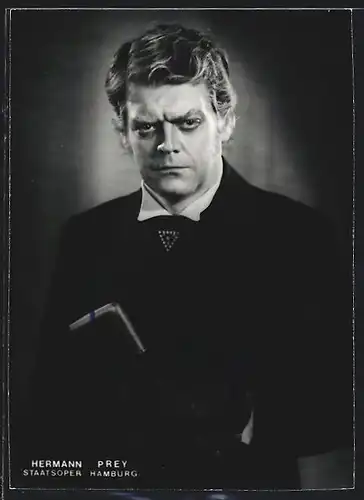 AK Opernsänger Hermann Prey im schwarzen Anzug mit grimmigen Blick und Gehstock, mit original Autograph