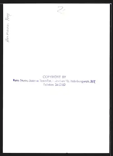 AK Opernsänger Hermann Prey im schwarzen Anzug mit Wangenbart, mit original Autograph