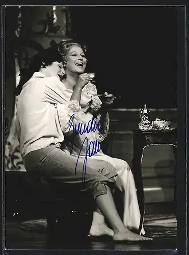 AK Opernsängerin Gundula Janowitz beim Teetrinken in einer Szene, mit original Autograph