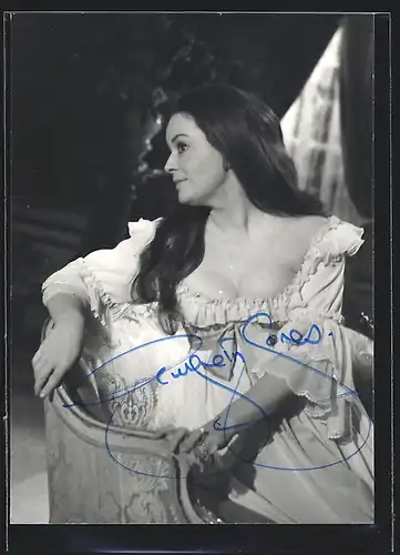 AK Opernsängerin Gwyneth Jones im weissem Nachtkleid, mit original Autograph