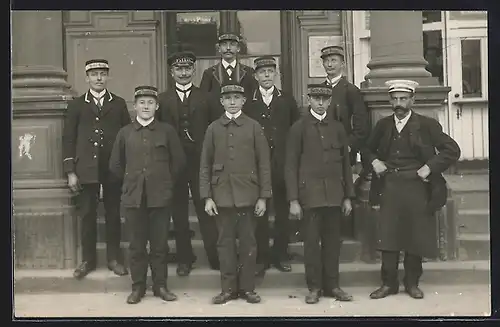 AK Heilbronn, Hotelpagen vor dem Eingang