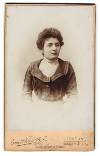 Fotografie Emil Rosenthal, Berlin, Königstr. 31, Junge Dame im eleganten Kleid mit vertikalen Zierfalten