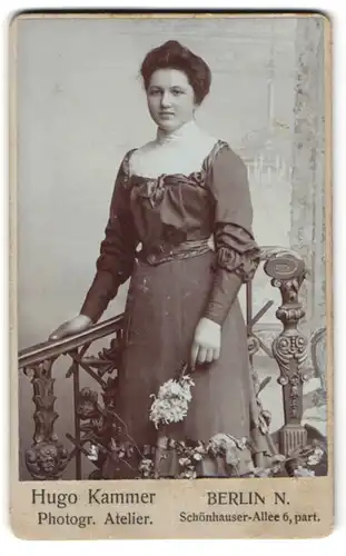 Fotografie Hugo Kammer, Berlin N., Schönhauser-Allee 6, Junge Dame im taillierten Kleid mit Puffärmeln und Schleife