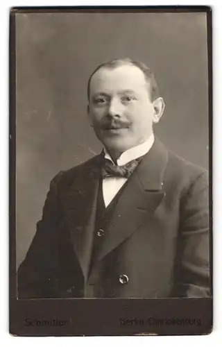 Fotografie Marcel Schmitter, Berlin-Charlottenburg, Berliner Strasse 130, Bürgerlicher Mann mit Fliege und Schnurrbart