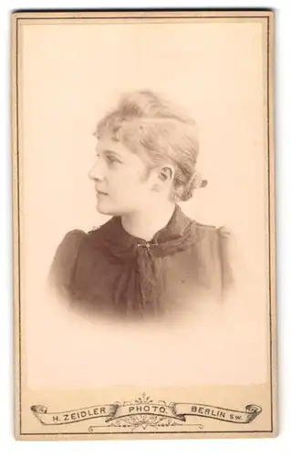 Fotografie H. Zeidler, Berlin S. W., Jerusalemerstrasse 59, Junge Dame mit zurückgestecktem Haar im Seitenportrait