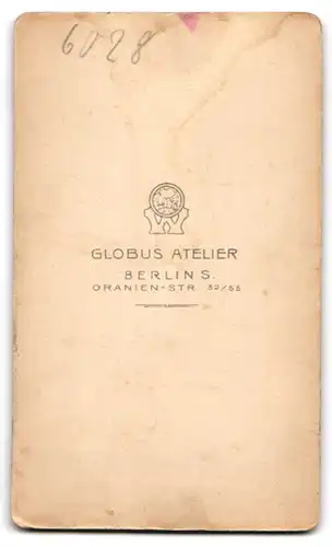 Fotografie Globus Atelier, Berlin S., Oranien-Str. 52 /53, Junge Dame mit leichtem Lächeln und einem Blumenbouquet